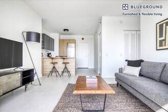 1035 W Van Buren St in Chicago, IL - Building Photo - Building Photo