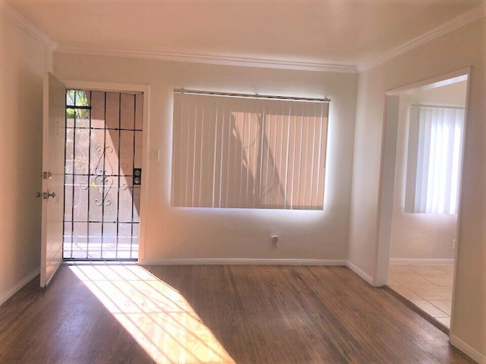 5067 20th St in Los Angeles, CA - Building Photo