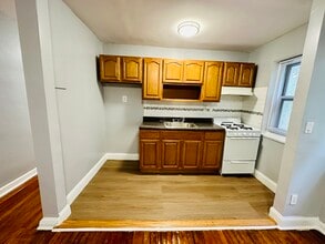 68 Elmwood Ave, Unit B in East Orange, NJ - Building Photo - Building Photo