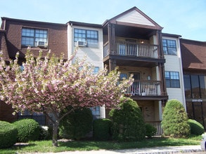 Woodbridge Center Plaza in Woodbridge, NJ - Foto de edificio - Building Photo