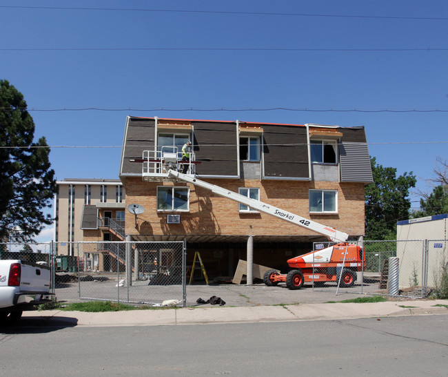 Canterbury East Apartments in Englewood, CO - Foto de edificio - Building Photo