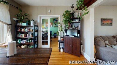 70 Larch St, Unit 1 in Boston, MA - Building Photo - Building Photo