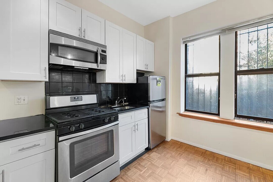 619 E 5th St, Unit 4 in New York, NY - Building Photo