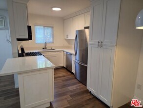 1833 N Edgemont St in Los Angeles, CA - Building Photo - Building Photo