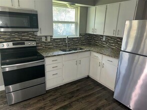 410 S College Dr in Keene, TX - Building Photo - Building Photo