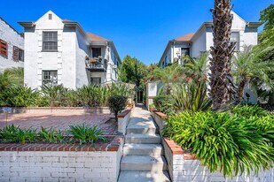 1350 Havenhurst Dr in West Hollywood, CA - Building Photo