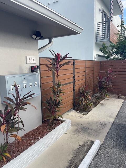 816 NE 17th Ave in Fort Lauderdale, FL - Building Photo