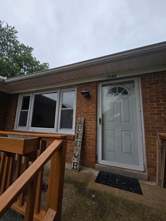 1645 White Dr in Lewisburg, TN - Building Photo