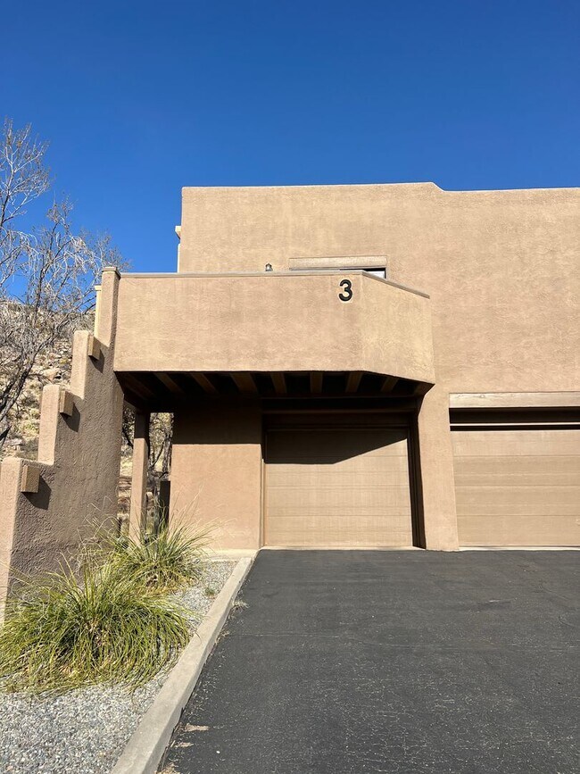property at 2900 Vista Del Rey NE