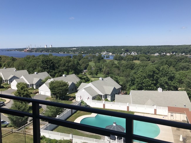 Bayview Luxury Apartments in Fall River, MA - Foto de edificio - Building Photo