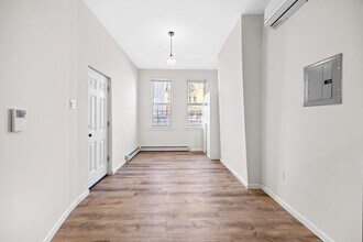 18-20 Stanhope St-Unit -1L in Queens, NY - Foto de edificio - Building Photo