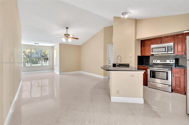 3370 Pinewalk Dr N in Margate, FL - Building Photo - Building Photo