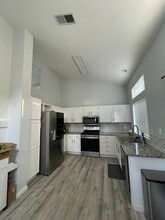 9428 Plainoak Way in Elk Grove, CA - Foto de edificio - Building Photo