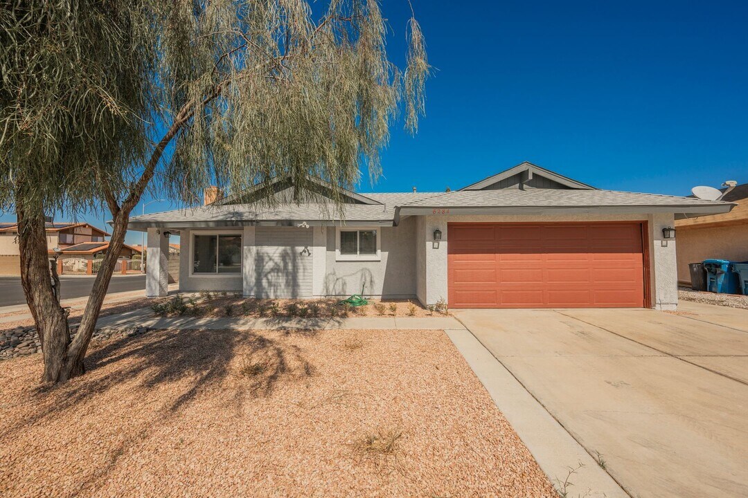 6284 Pinewood Ave in Las Vegas, NV - Building Photo