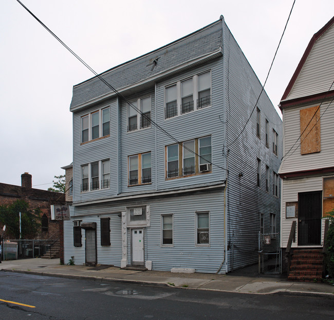 921-923 Bergen St in Newark, NJ - Foto de edificio - Building Photo