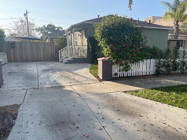 647 N Hollywood Way in Burbank, CA - Foto de edificio - Building Photo