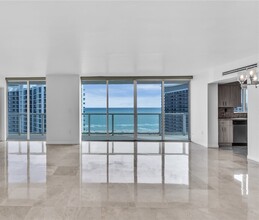 5900 Collins Ave, Unit 1906 in Miami Beach, FL - Foto de edificio - Building Photo