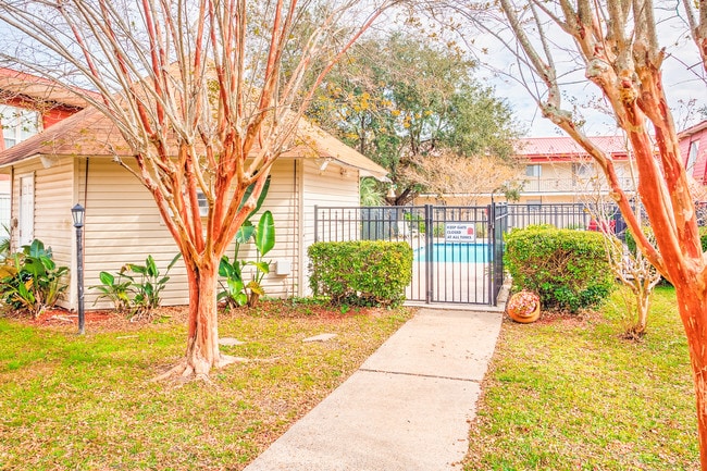 Chateau Tourraine Apartments in Pascagoula, MS - Foto de edificio - Building Photo