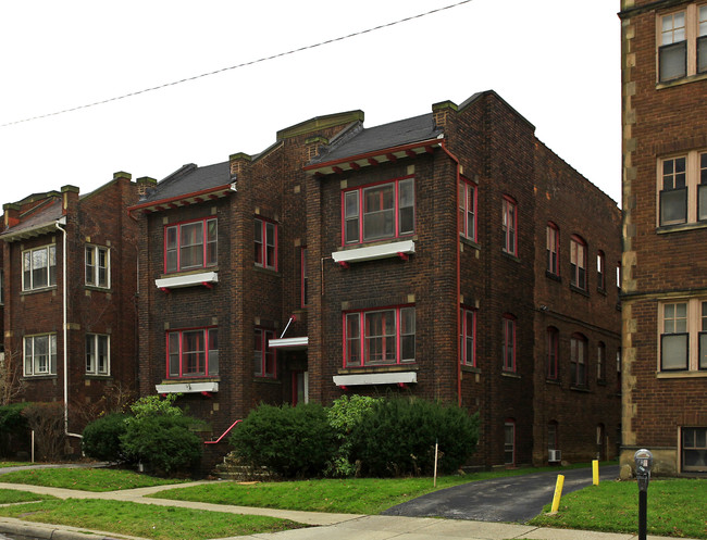 2116 Surrey Rd in Cleveland, OH - Foto de edificio - Building Photo