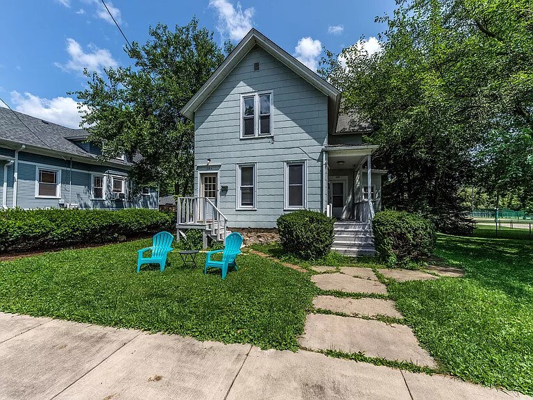 120 King William St in East Dundee, IL - Building Photo