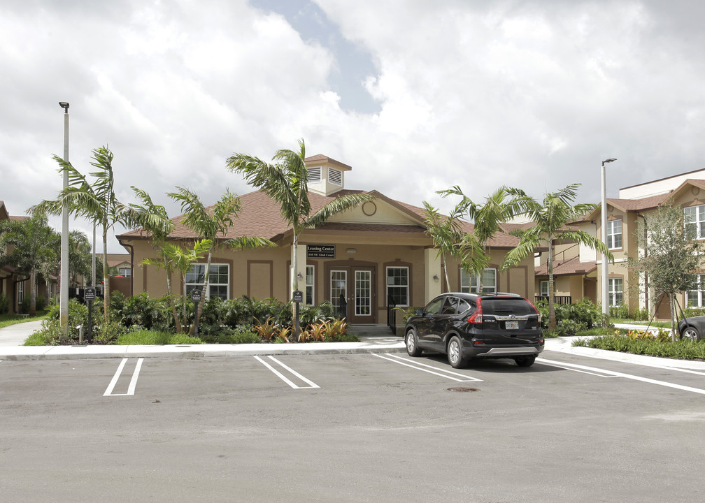 Residences at Crystal Lake in Pompano Beach, FL - Foto de edificio