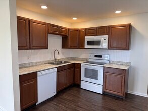 2319 Pinehurst St in Bettendorf, IA - Foto de edificio - Building Photo