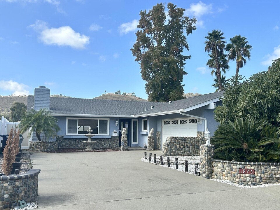 1975 David Dr in Escondido, CA - Building Photo