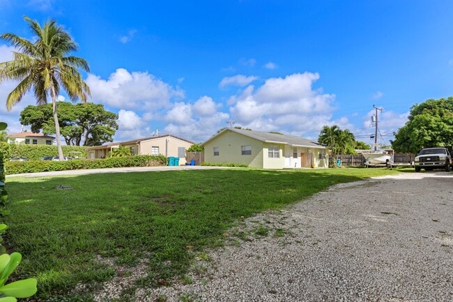 615 NE 7th Ave, Unit 5 in Boynton Beach, FL - Foto de edificio - Building Photo