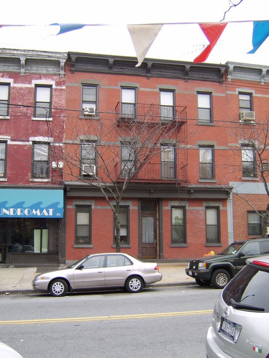 2071 Steinway St in Astoria, NY - Foto de edificio