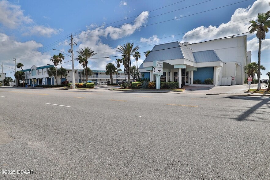 935 S Atlantic Ave in Daytona Beach, FL - Building Photo