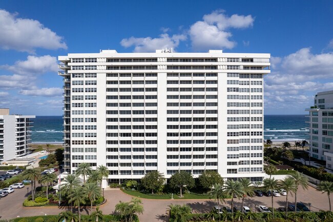 Whitehall Condominium in Boca Raton, FL - Foto de edificio - Building Photo