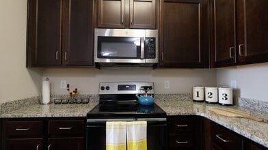Fairway Village at Stoney Creek in Whitsett, NC - Foto de edificio - Building Photo