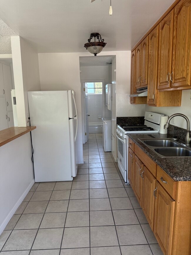 2608 Manhattan Ave, Unit B