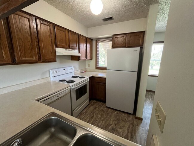 453 Westwinds Dr in Iowa City, IA - Building Photo - Building Photo