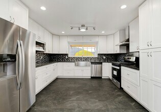 1615 Halo St in San Diego, CA - Building Photo - Building Photo