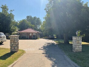 133 S Scott St in Burleson, TX - Building Photo - Building Photo