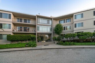 Pacific Gardens Apartments in Pacific Palisades, CA - Foto de edificio - Building Photo