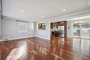 15 Deerfield Dr in West Orange, NJ - Building Photo - Building Photo