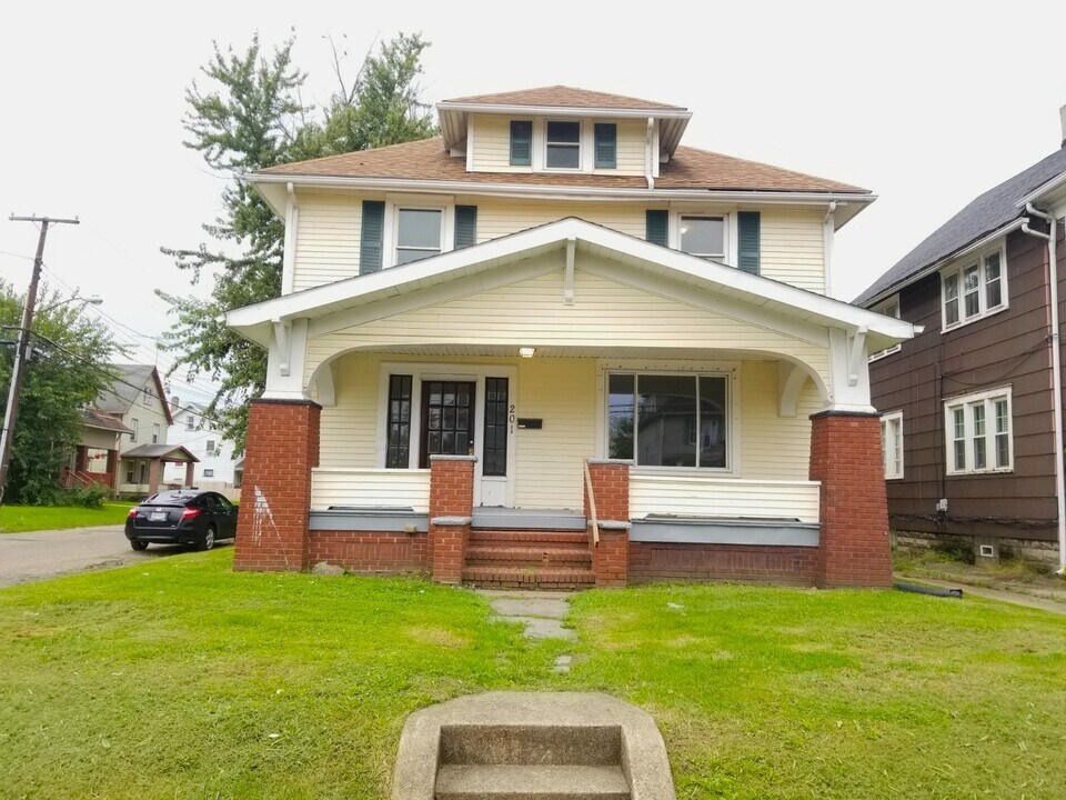201 Broad Ave NW in Canton, OH - Building Photo