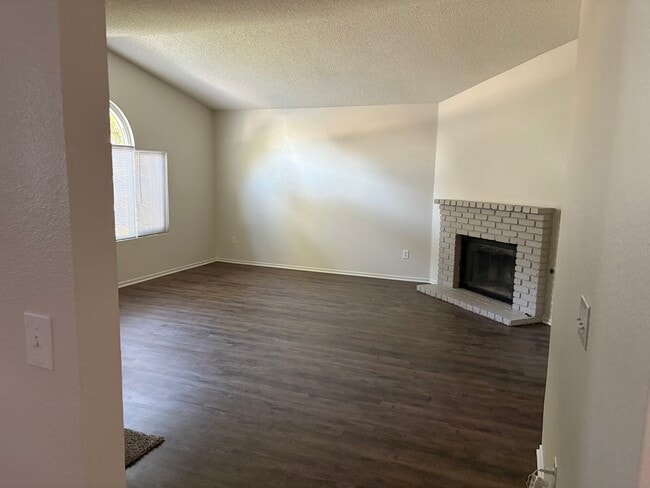 2113 Phlox Ave in Rosamond, CA - Foto de edificio - Building Photo