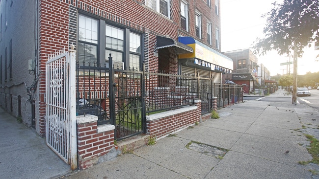 1015 Hegeman Ave in Brooklyn, NY - Foto de edificio - Building Photo