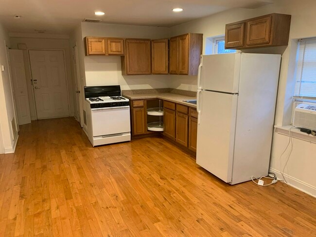 6908 N Broad St in Philadelphia, PA - Building Photo - Building Photo