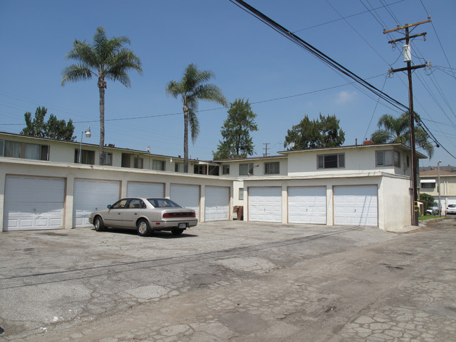 Lakewood Garden Apartments in Long Beach, CA - Building Photo - Building Photo