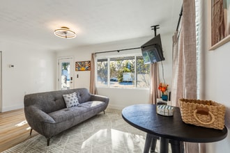 463 85th Ave in St Pete Beach, FL - Foto de edificio - Building Photo