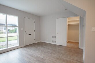 3717 S Corbett Ave in Portland, OR - Building Photo - Building Photo