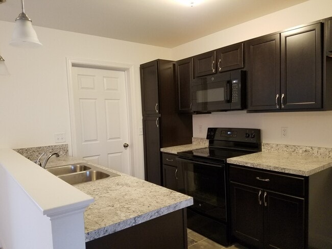 8433 Hilton St in Hummelstown, PA - Foto de edificio - Building Photo