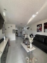 5271 NW 5th St, Unit 5271 in Miami, FL - Building Photo