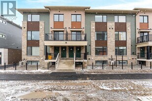 1023 Creekway Private in Ottawa, ON - Building Photo