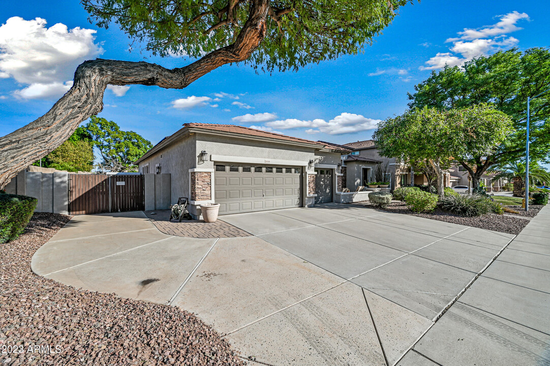 18318 W Lisbon Ln in Surprise, AZ - Building Photo