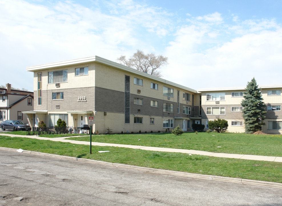 2050 N 18th Ave in Melrose Park, IL - Foto de edificio